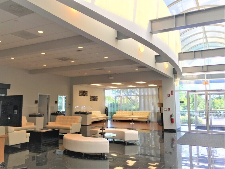 More Photos Of 265 Spring Lake Dr, Itasca Showroom For Lease