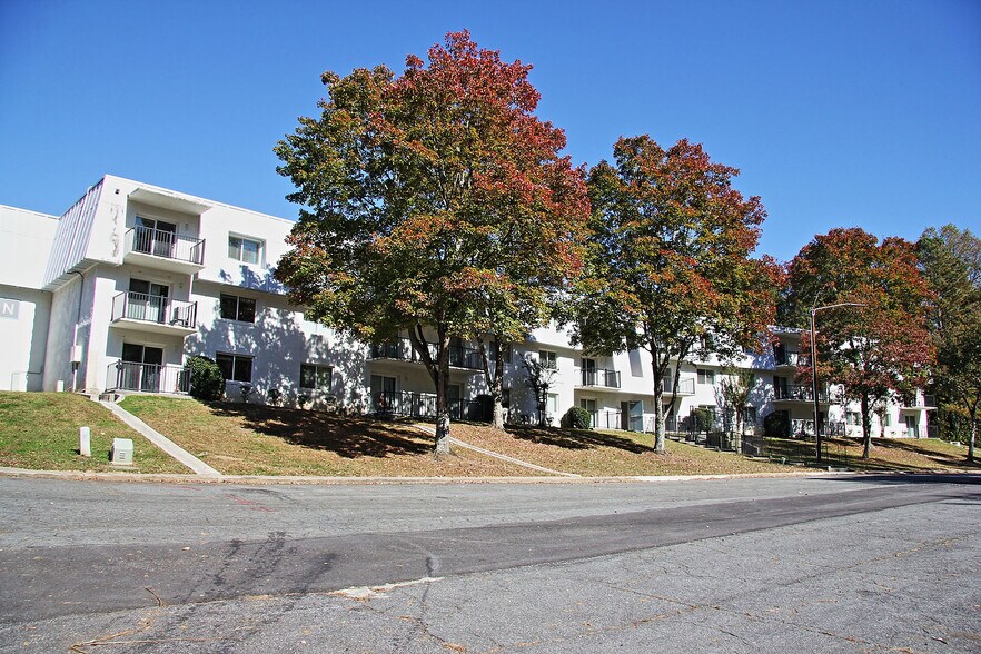More Photos Of 1991 Delowe Dr SW, Atlanta Apartments For Sale