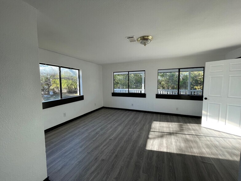 More Photos Of 613 Central Texas Expy, Lampasas Multifamily For Sale
