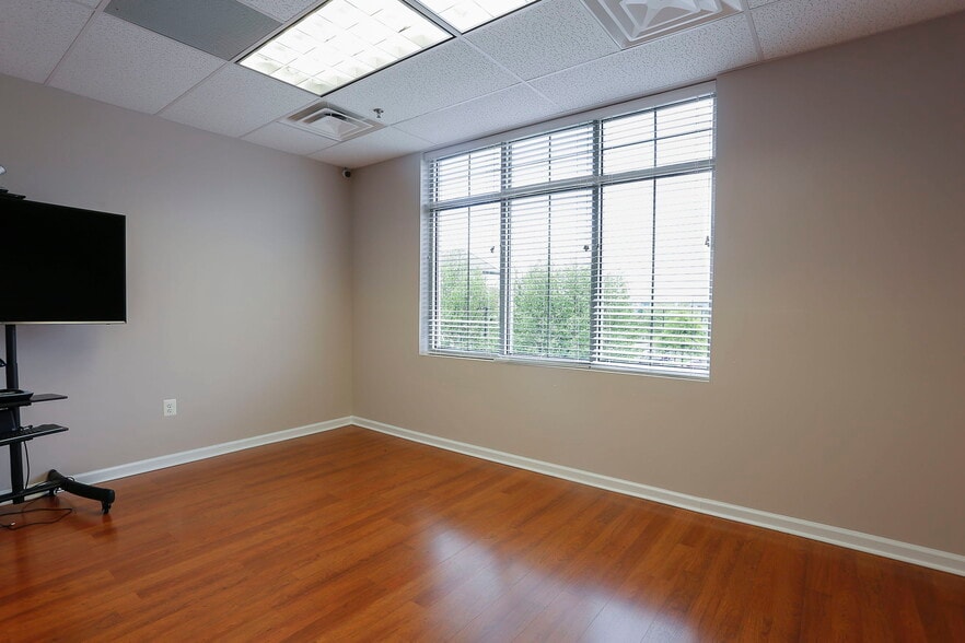 More Photos Of 19420 Golf Vista Plz, Leesburg Medical For Sale