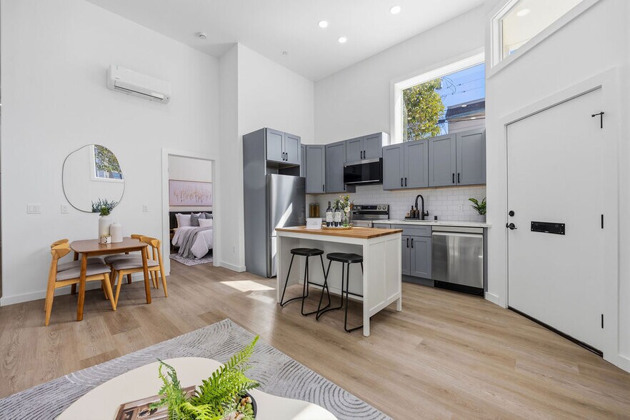 More Photos Of 2730 23rd St, San Francisco Showroom For Sale