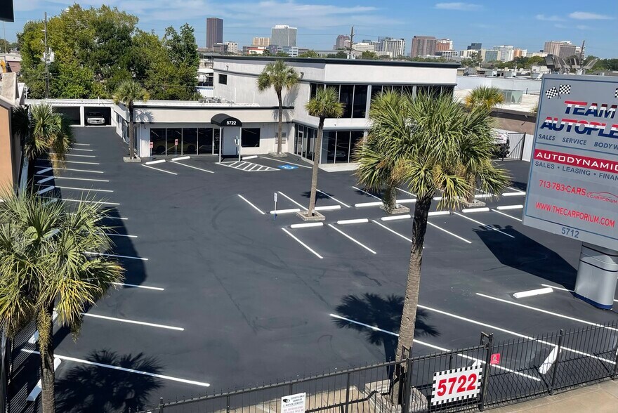 More Photos Of 5722 Southwest Fwy, Houston Auto Dealership For Lease
