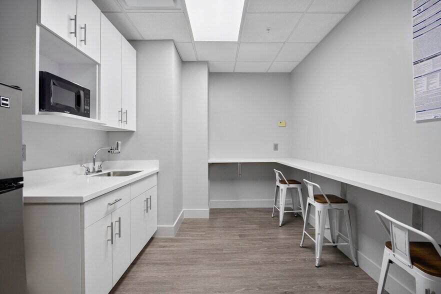 More Photos Of 711-713 Troy Schenectady Rd, Latham Medical For Lease