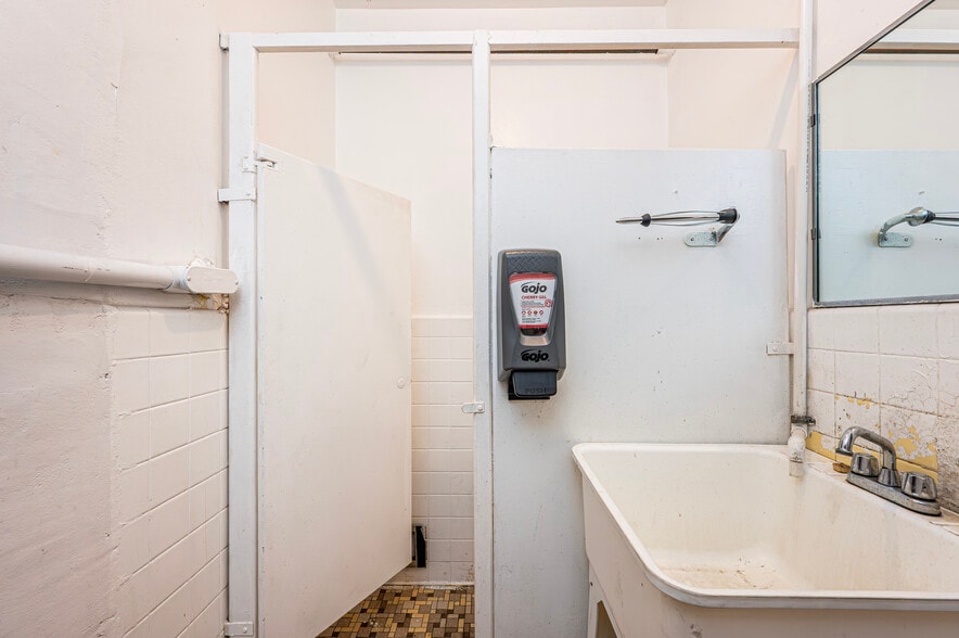 More Photos Of 305 Division St, Jeannette Distribution For Sale