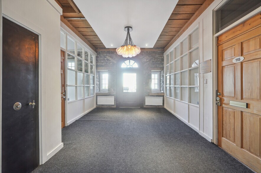 More Photos Of 32 Rue Saint-Charles, Longueuil Office For Lease