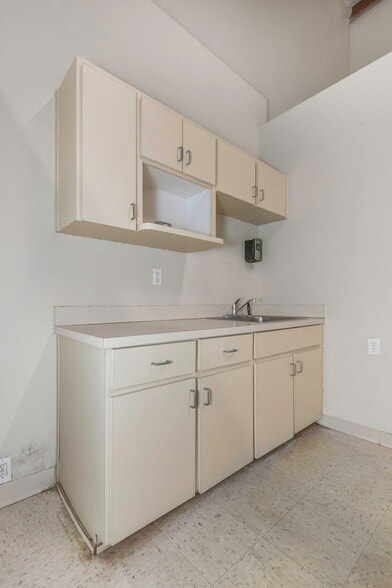 More Photos Of 16547 US Highway 19, Hudson Showroom For Lease