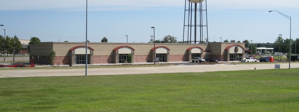 More Photos Of 5400 Phoenix Ave, Fort Smith Department Store For Lease