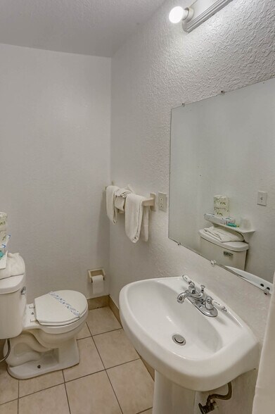More Photos Of 1419 S Federal Hwy, Hollywood Hotel For Sale