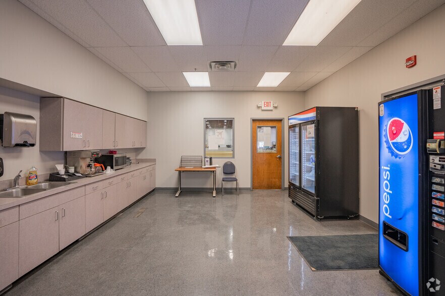More Photos Of 3630 Raines Rd E, Memphis Distribution For Lease