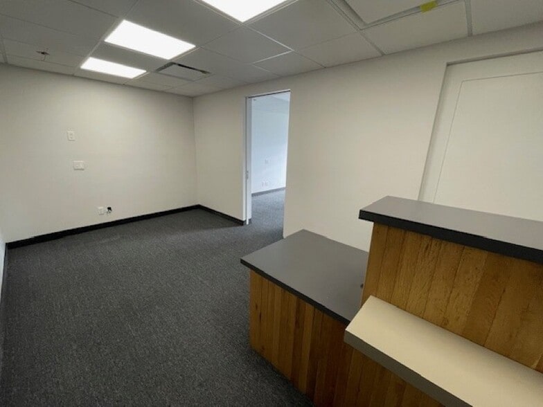 More Photos Of 66-00 Long Island Expy, Maspeth Office For Lease