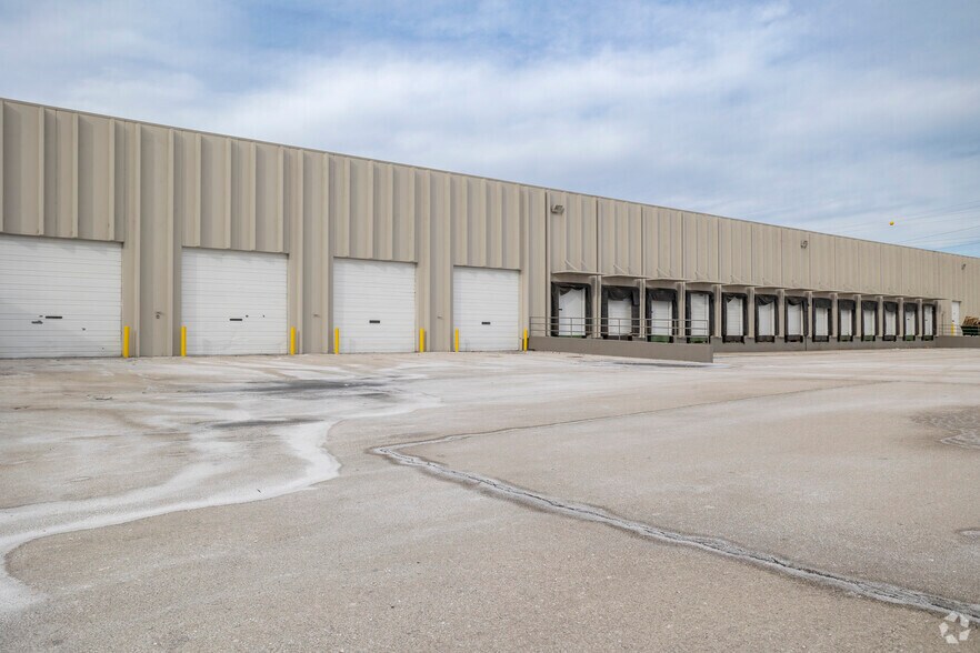 More Photos Of 6220 W 73rd St, Bedford Park Warehouse For Lease