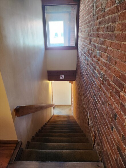 More Photos Of 421-423 S Main St, Stillwater Storefront Retail Office For Lease