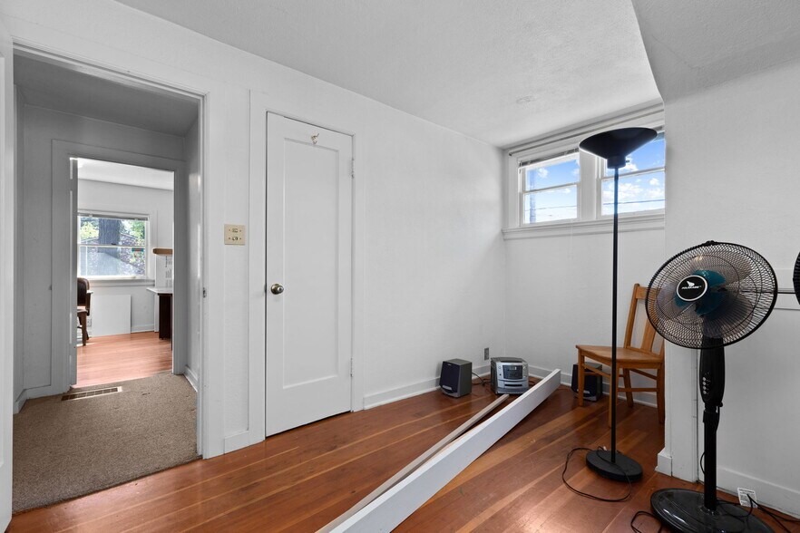 More Photos Of 16521 SE Powell St, Portland Loft Creative Space For Sale