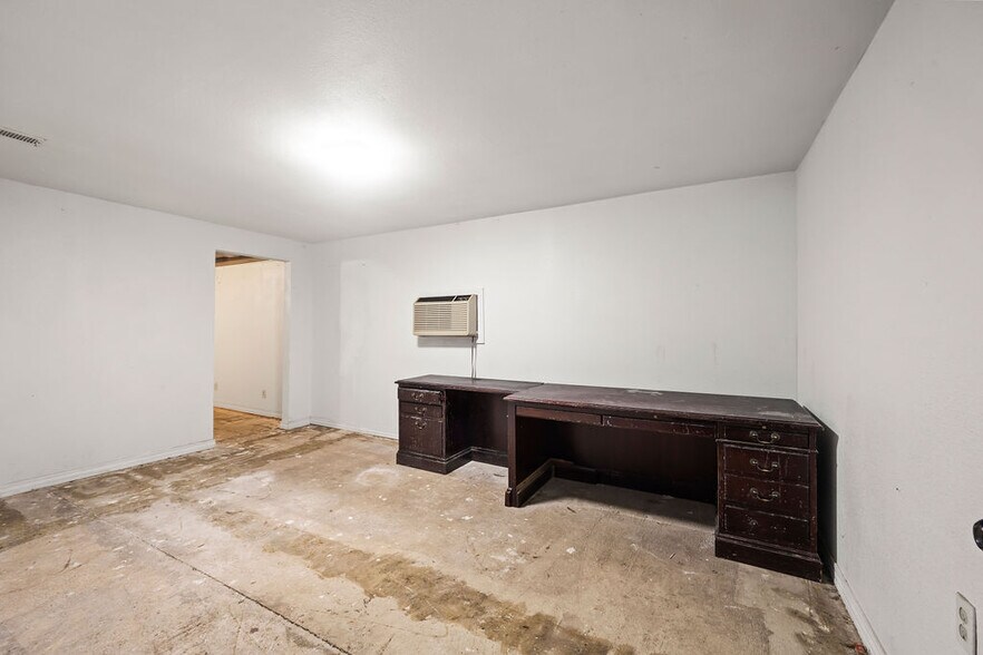 More Photos Of 121 S Nelson Ave, Gentry Light Manufacturing For Sale