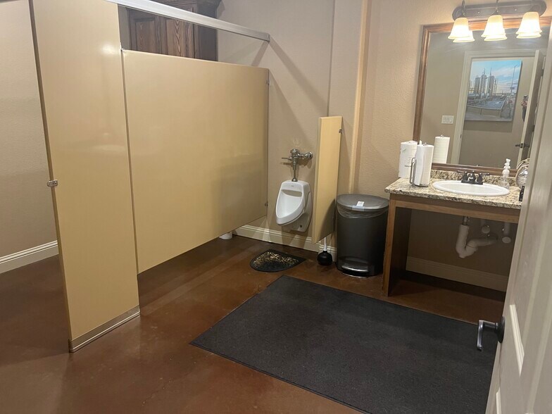 More Photos Of 6413 N State Highway 349, Midland Warehouse For Lease