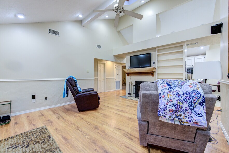 More Photos Of 11217 Todd St, Houston Light Manufacturing For Sale