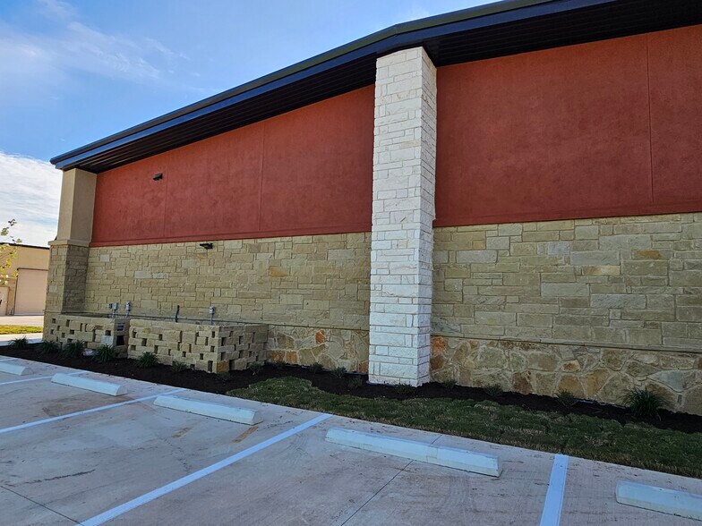More Photos Of 720 S Bell Blvd, Cedar Park Warehouse For Lease