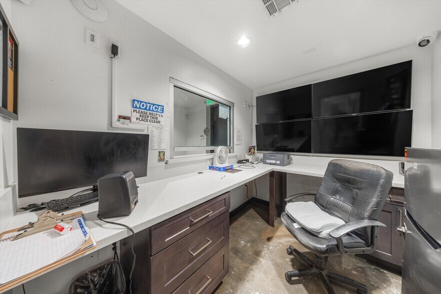 More Photos Of 44211 Yucca Ave, Lancaster Warehouse For Sale