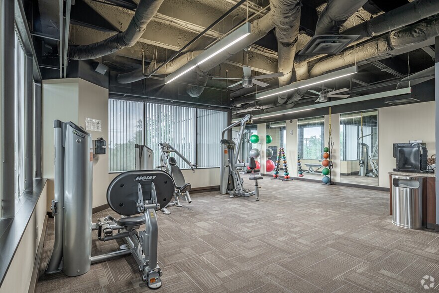 More Photos Of 7550 W Interstate 10, San Antonio Office For Lease