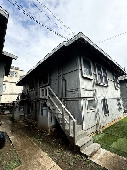 More Photos Of 946 Winant St, Honolulu Apartments For Sale