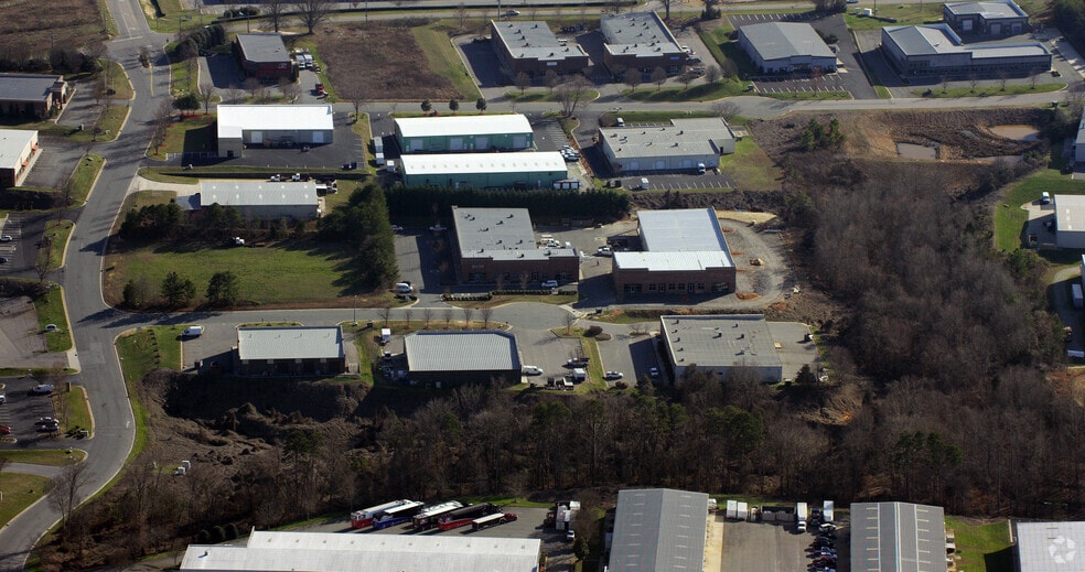 More Photos Of 123 Poplar Pointe Dr, Mooresville Flex For Lease