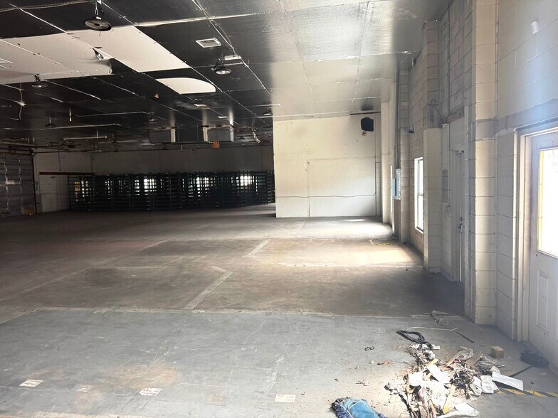 More Photos Of 1242 Market Cir, Port Charlotte Warehouse For Sale