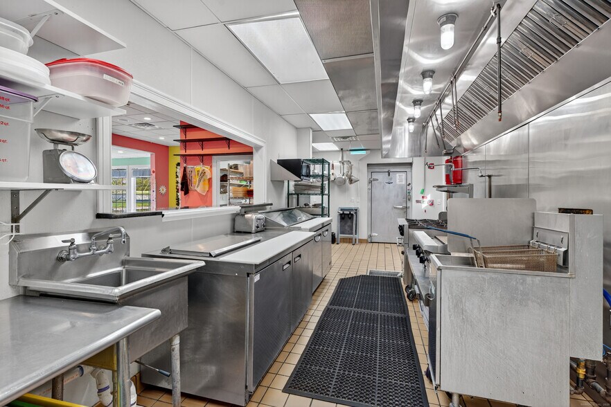 More Photos Of 742 Amity Rd, Bethany Freestanding For Sale