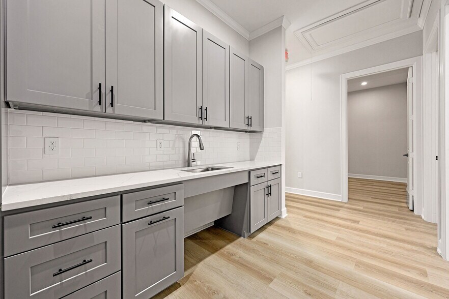 More Photos Of 1325 Main Street, Katy Medical For Sale