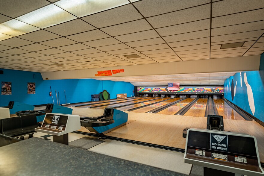 More Photos Of 675 Grant St, Winneconne Bowling Alley For Sale