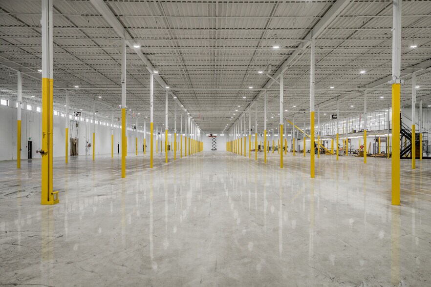 More Photos Of 1400 Rte Transcanadienne, Dorval Warehouse For Lease