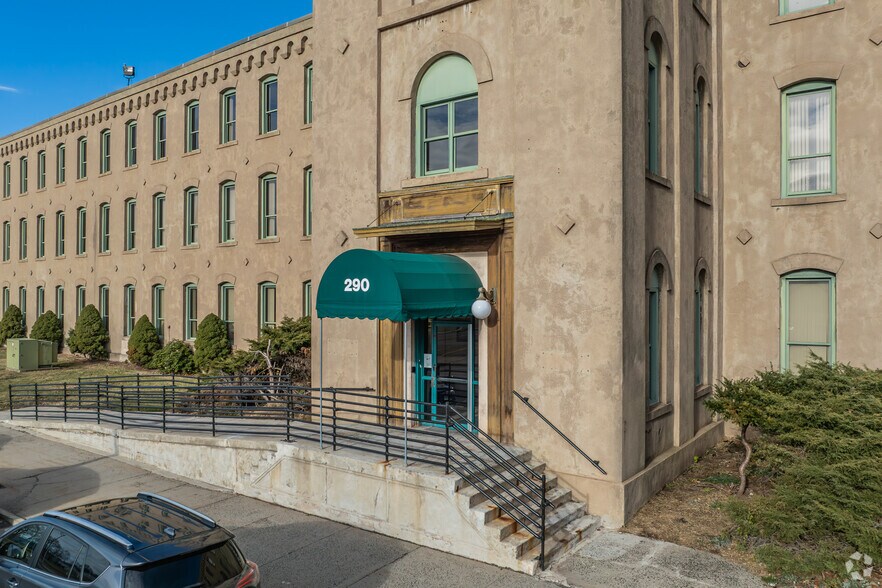 More Photos Of 290 Pratt St, Meriden Light Manufacturing For Lease