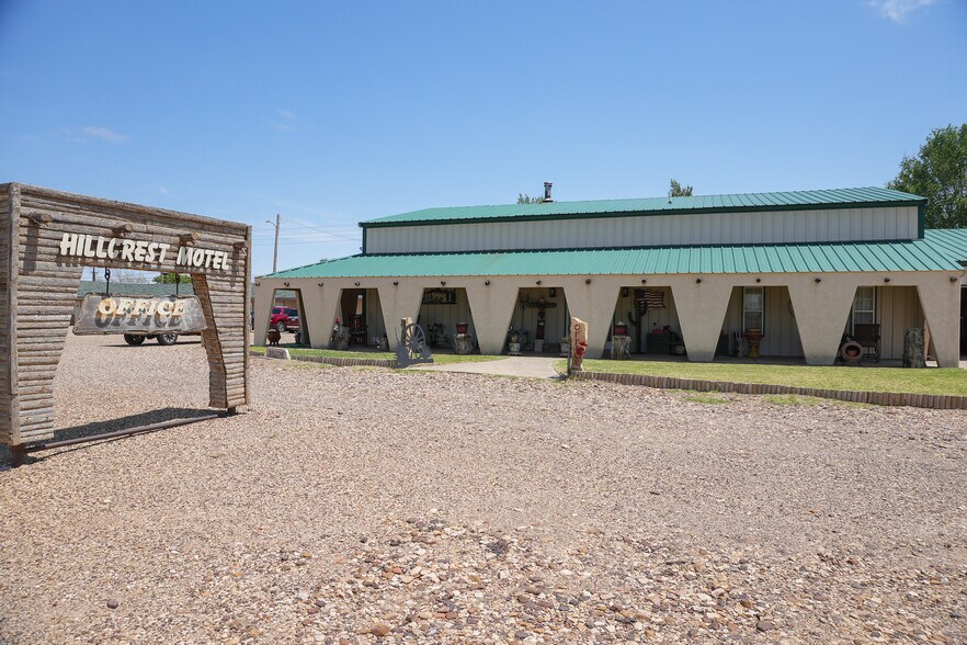 Primary Photo Of 1122 Douglas Ave, Beaver Hotel For Sale