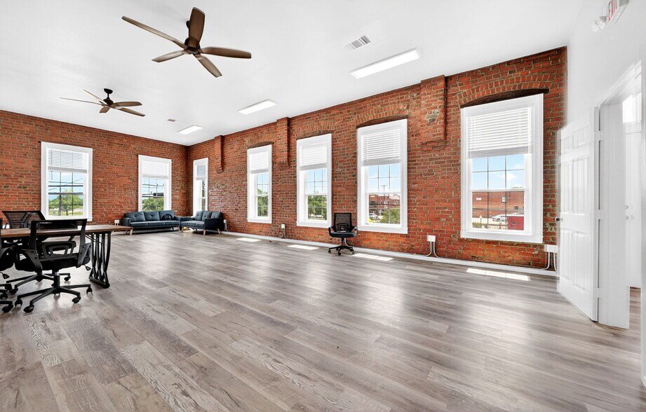 More Photos Of 201 N Bois D Arc St, Forney Storefront For Sale