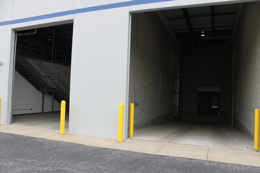 More Photos Of 340 Marshall Ave, Aurora Warehouse For Sale