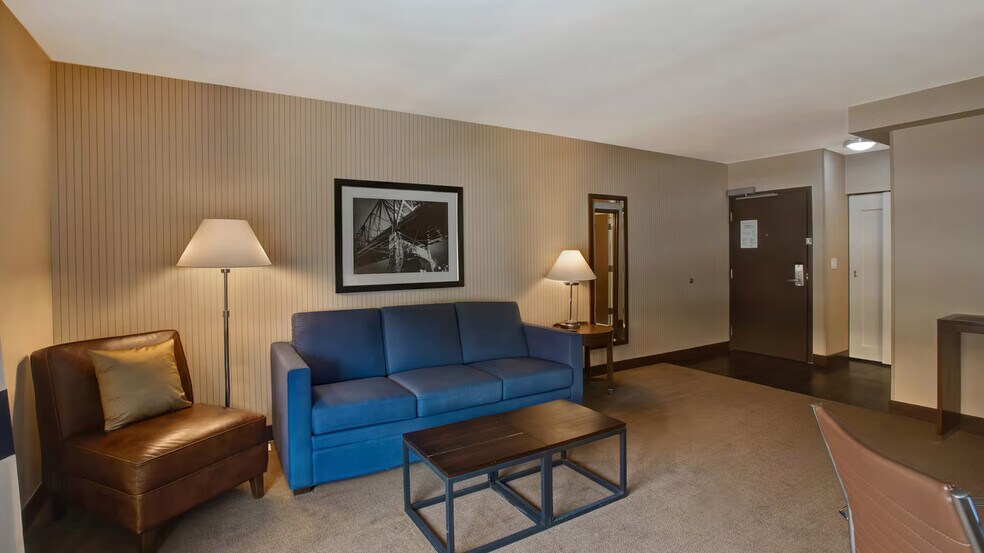 More Photos Of 500 Hamilton Blvd, Peoria Hotel For Sale