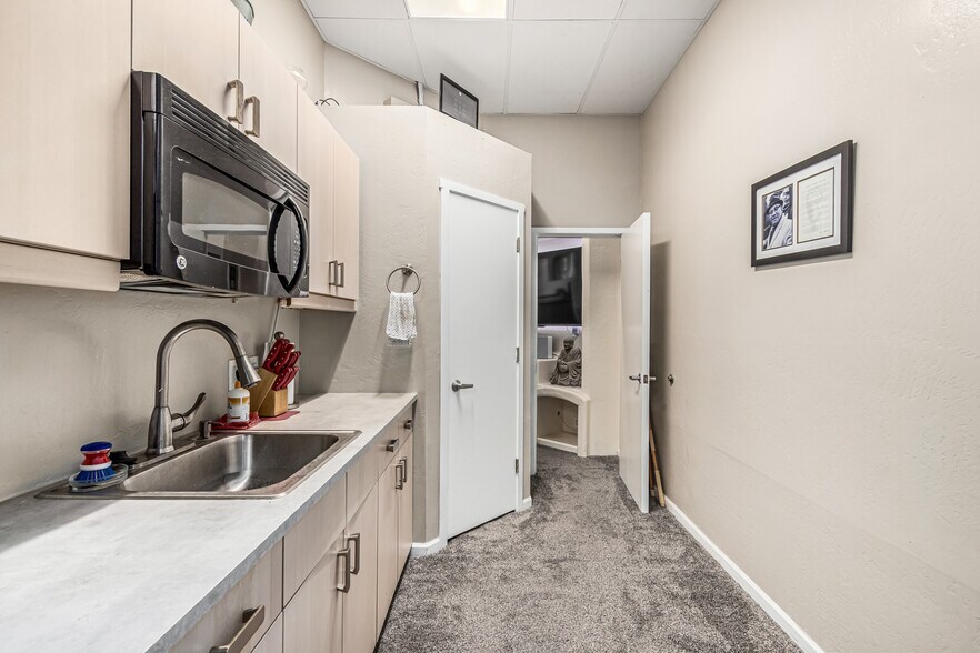 More Photos Of 3173 E Chandler Blvd, Phoenix Freestanding For Sale