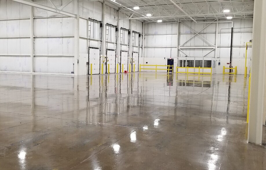 More Photos Of 4848 W 130th St, Cleveland Warehouse For Lease