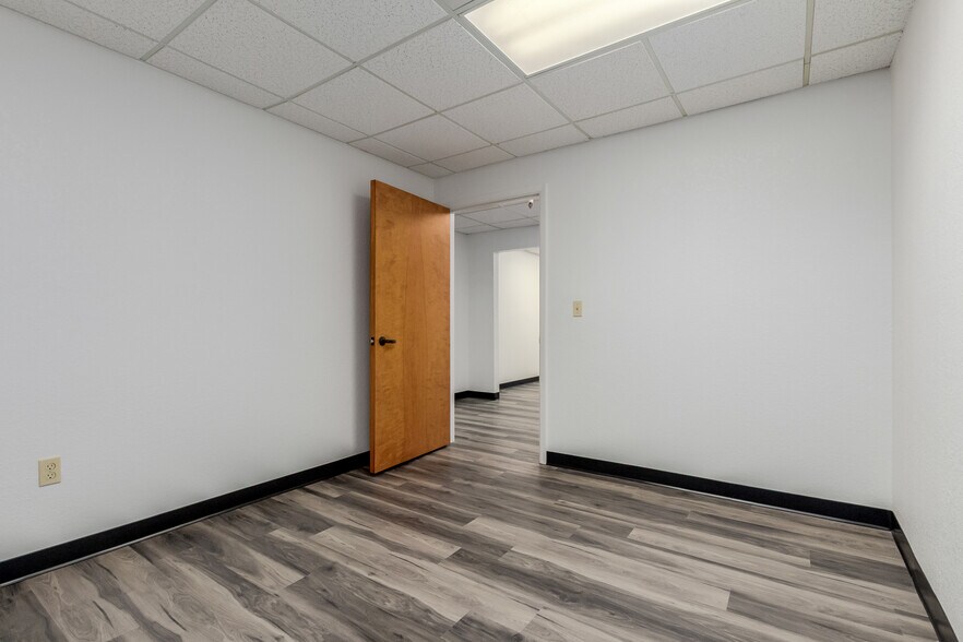 More Photos Of 104 S 54th St, Chandler Flex For Lease