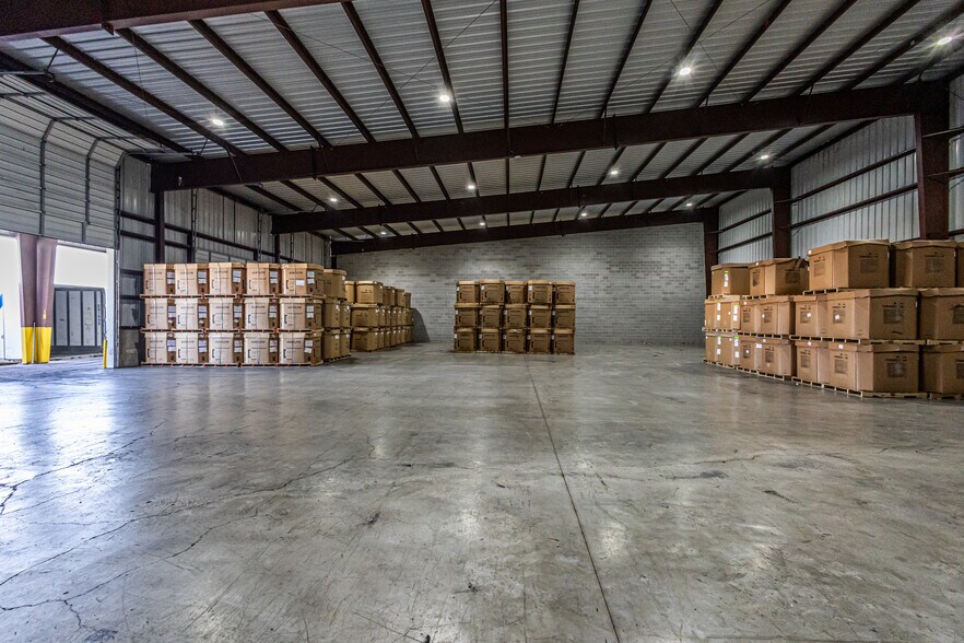 More Photos Of 13806 N Unitec Dr, Laredo Warehouse For Lease