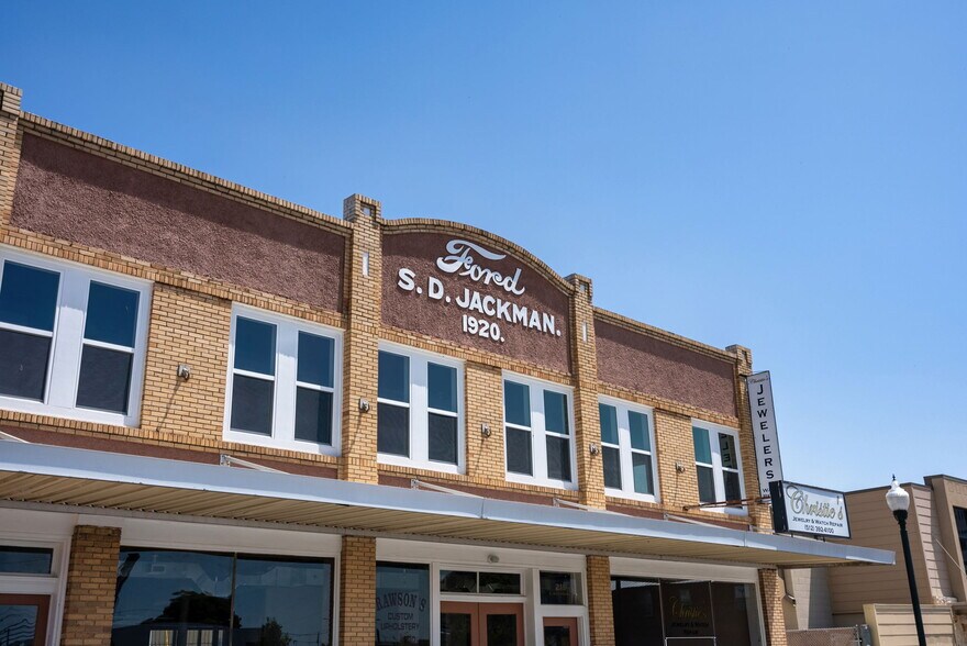 More Photos Of 211-215 E Hutchison St, San Marcos Storefront Retail Office For Lease