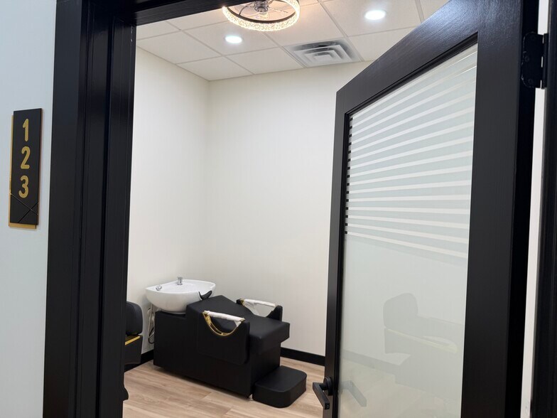 More Photos Of 5770 Peachtree Industrial Blvd, Norcross Storefront For Lease