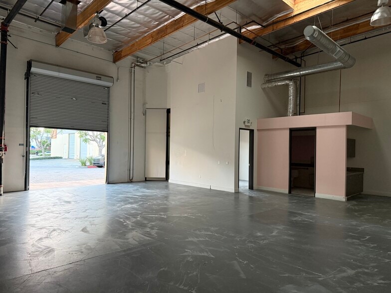 More Photos Of 9027 Canoga Ave, Canoga Park Manufacturing For Lease