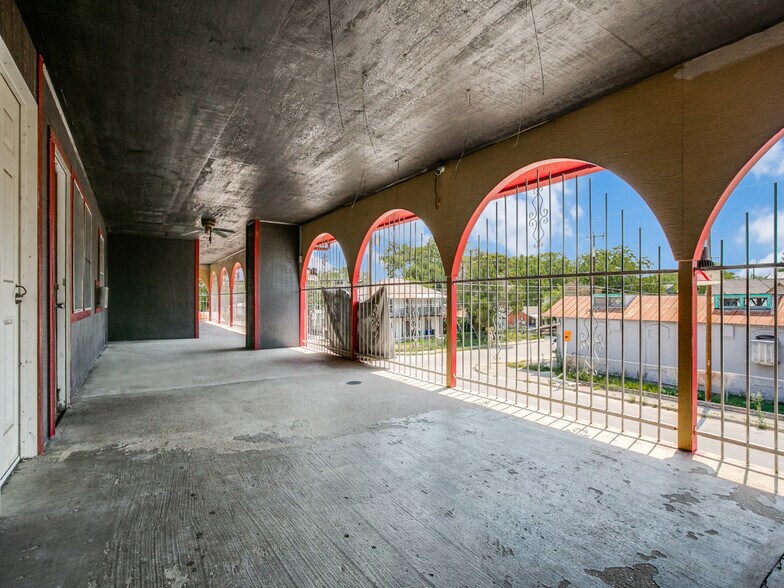 More Photos Of 226 E Fest St, San Antonio Restaurant For Sale