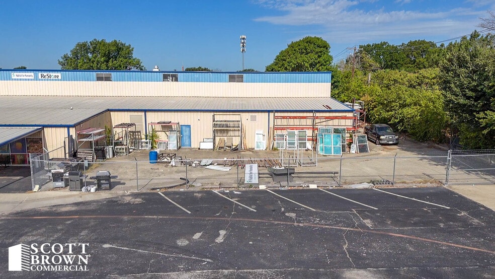More Photos Of 1805 Cornell Ln, Denton Showroom For Lease