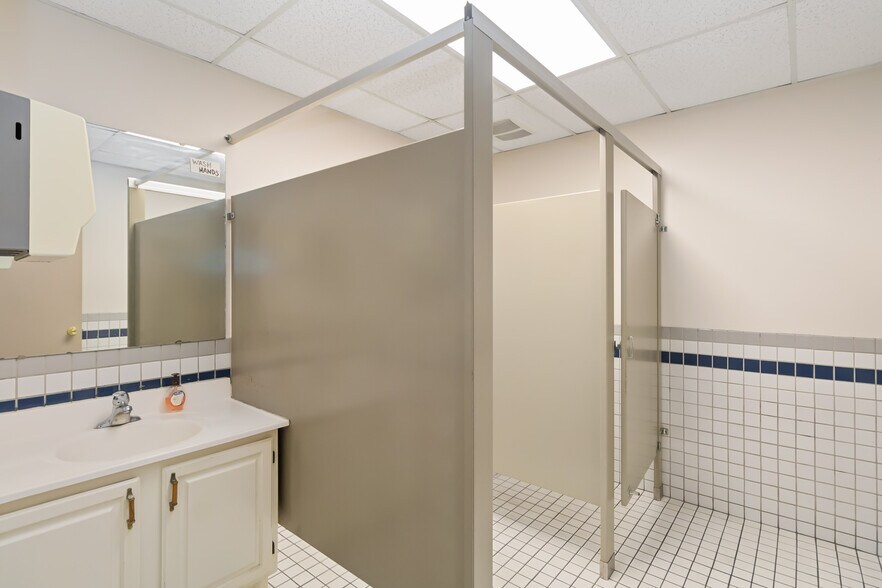 More Photos Of 1076 Florida Central Pky, Longwood Warehouse For Lease