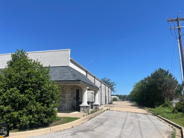 More Photos Of 1202 Brookview Dr, Ardmore Storefront Retail Office For Sale