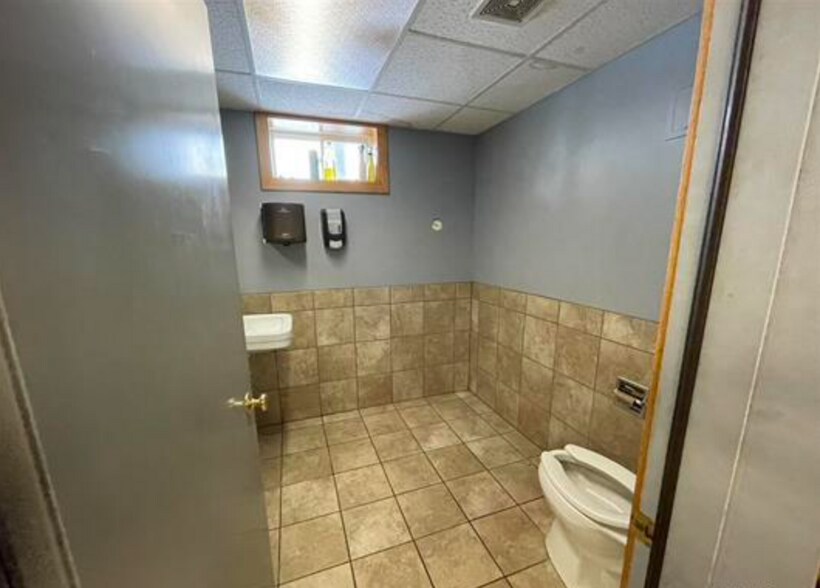 More Photos Of 100 Axle Dr, Caspian Service For Sale