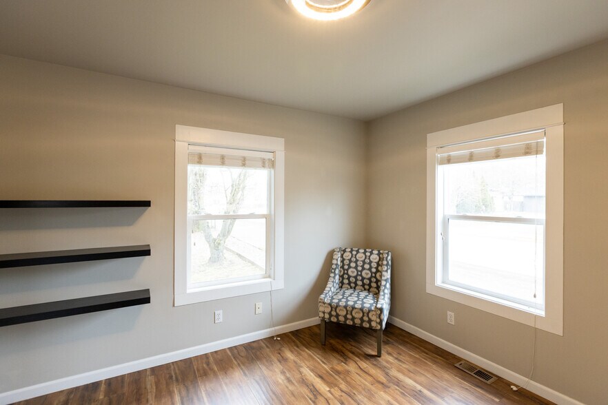 More Photos Of 1215 B St, Hood River Office For Lease