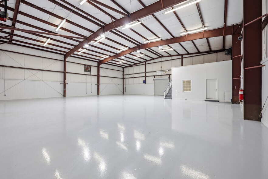 More Photos Of 1131 Memorial Dr, Greenville Airplane Hangar For Lease