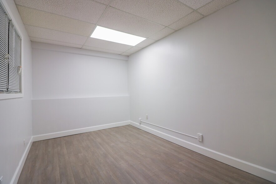 More Photos Of 501 Golden Isles Dr, Hallandale Beach Office For Lease